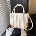Borsa a mano beige plissettata minimalista con ciondolo a doppia sfera e tracolla - Bianco Sporco