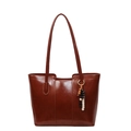 Borsa tote vintage marrone lucida con ciondolo di perline e manici lunghi a spalla - Marrone