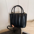 Borsa a mano plissettata nera con dettagli di perle e tracolla regolabile donna - Nero