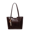 Borsa tote marrone scuro in pelle lucida con ciondolo di perline e spalline sottili stile vintage - Marrone