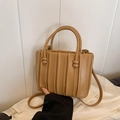 Borsa a mano kaki a pieghe con manici rotondi e trama verticale alla moda - Cachi