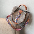 Sac à main gris mat pour femme avec bandoulière bohème tissée sur un canapé beige - Gris