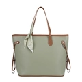 Salbeigrüne große Shopper Tasche mit braunen Trägern und elegantem Mode-Seidentuch - Grün