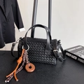 Modische schwarze geflochtene Ledertasche mit braunem Quastenanhänger für Damen - Schwarz