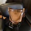 Braune Color-Block Beuteltasche mit Goldverschluss und Holzperlen-Anhänger in der Hand - Ohne Anhänger / Braun