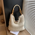 Beige gehäkelte Umhängetasche mit böhmischem Lochmuster und Griff aus Holzperlenverzierung - Mittel / Gebrochenes Weiß