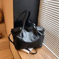 Minimalistische zwarte grote shopper van zacht PU-leer met een verstelbare schouderriem - Zwart