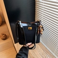Große schwarze Umhängetasche mit goldenem Drehverschluss und Retro-Holzperlen-Anhänger - Ohne Anhänger / Schwarz