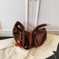 Borsa hobo vintage in pelle scamosciata marrone scuro con charm a pompon su blazer beige - Marrone