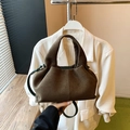 Bolso tote plisado marrón oscuro mate con correa verde oscuro y asa superior robusta - Verde