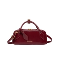Bolso baguette de charol rojo oscuro con asa superior y detalles dorados de estilo francés - Rojo