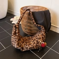 Borsa a mezzaluna scamosciata leopardata con tracolla annodata e ciondolo peluche - Leopardo Marrone