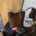 Retro bucket bag met luipaardprint voorzien van bruine leren handvatten en textuurafwerking - Bruin