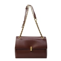 Braune Retro Umhängetasche aus Leder mit goldener Kette und Schnalle auf weißem Hintergrund - Kaffeebraun