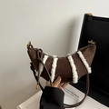 Borsa a mezzaluna in camoscio marrone con strisce in pile bianco e tracolla in pelle - Marrone