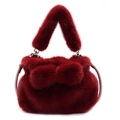Dunkelrote Plüschtasche aus Kunstfell mit dekorativen Pompons und Leder-Schultergurt - Rot