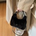 Schwarze Kunstpelz-Handtasche aus Nerzimitat mit Love Every Day Etikett-Detail - Schwarz