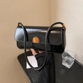 Elegante schwarze Lackleder-Baguette-Tasche mit goldener Schnalle für die Schulter - Schwarz