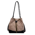 Schicke Stepp-Beuteltasche aus kamelfarbenem Wildleder und schwarzem Leder mit Kette - Khaki