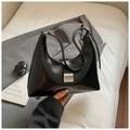 Detail der schwarzen glänzenden Hobo-Tasche mit Silberschnalle und Schultergurt - Schwarz