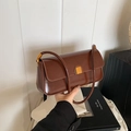Braune glänzende Baguette-Tasche aus Leder mit goldener Schnalle für Damen im Retro-Stil - Braun
