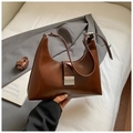 Detail der dunkelbraunen Schultertasche aus Kunstleder mit Silberschnalle und Tragegurt - Braun