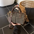Dettaglio borsa a tracolla pied de poule con manici in pelle marrone e finiture oro - Pied de Poule Caffè