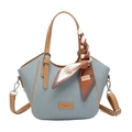Borsa azzurra testurizzata con cinturini in pelle marrone e foulard decorativo - Blu