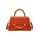 Modische orangefarbene Box-Handtasche mit Webstruktur und goldener Kettenverzierung - Orange