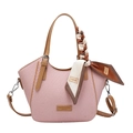 Borsa a mano intrecciata rosa con manici in pelle marrone e sciarpa di seta decorativa - Rosa