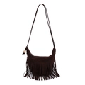 Borsa hobo in pelle scamosciata marrone scuro con frange e perla decorativa in legno - Marrone