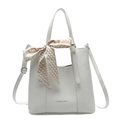 Borsa a mano bianca con motivo litchi, nastro decorativo in seta e dettagli argento - Bianco