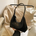 Borsa hobo nera classica con scritte fashion a rilievo e trama in pelle liscia - Nero