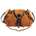 Bolso nube de ante caramelo con bordes de cuero negro y cadena dorada elegante - Marrón