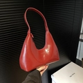 Borsa a mezzaluna rosso bordeaux lucido in pelle verniciata con scritte dorate moda - Rosso