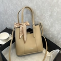 Borsa a secchiello in pelle beige testurizzata con foulard e tracolla - Marrone