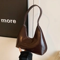 Borsa hobo a mezzaluna marrone scuro lucida con elegante finitura in vernice - Marrone