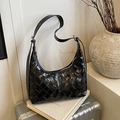 Schwarze gewebte Hobo-Tasche mit verstellbarem Riemen im minimalistischen Design - Schwarz