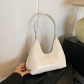 Elegante borsa a mezzaluna bianco crema lucido con goffratura FASHION minimale - Bianco Sporco