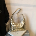 Metallische goldene gewebte Hobo-Tasche mit glänzendem Spiegel-Finish für Damen - Champagner