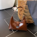 Bolso de hombro en cuero marrón oscuro brillante con hebilla metálica vintage - Marrón