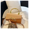 Borsa a tracolla in pelle marrone e rafia con elegante manico in metallo dorato - Marrone