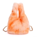Borsa arancione in ecopelliccia con catena dorata per un look invernale alla moda - Arancione