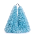 Flauschi hellblaue dreieckige Plüschtasche mit grauem Griff auf weißem Hintergrund - Blau