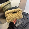 Große khakifarbene Stricktasche mit grobem Zopfmuster und goldener Kette für Damen - Khaki