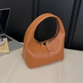 Detail einer braunen matten Leder Hobo-Bag mit doppeltem goldenem Reißverschluss - Khaki