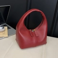 Detailansicht der roten Mondsichel-Ledertasche mit Doppelreißverschluss und mattem Finish - Burgunderrot