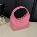 Detailansicht der rosa Leder-Hobo-Tasche mit goldenen Reißverschlüssen und Textur - Rosa