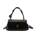 Bolso de hombro elegante en charol negro con asa anudada y cierre giratorio dorado - Negro