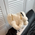 Sac à main chic en fausse fourrure blanche avec chaîne dorée et pompon en peluche - Blanc